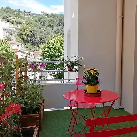 Bright 45m In A Lively Area Διαμέρισμα