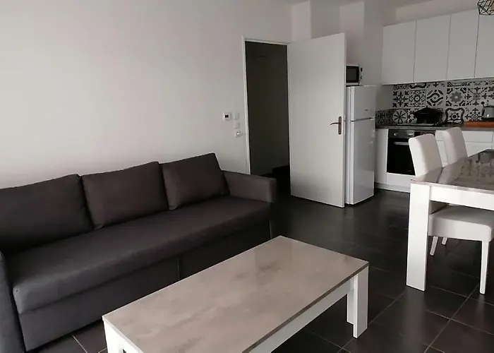 Bright 45m In A Lively Area Apartment *