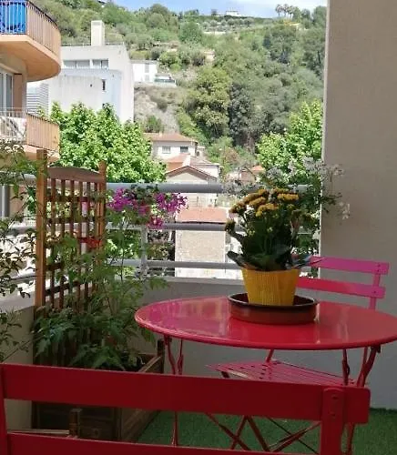Bright 45m In A Lively Area Apartment *